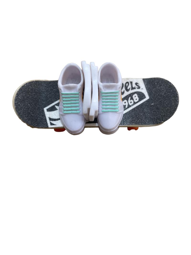 Preloved Toys - Skate Fingerboard With White Shoes. - Hotwheels