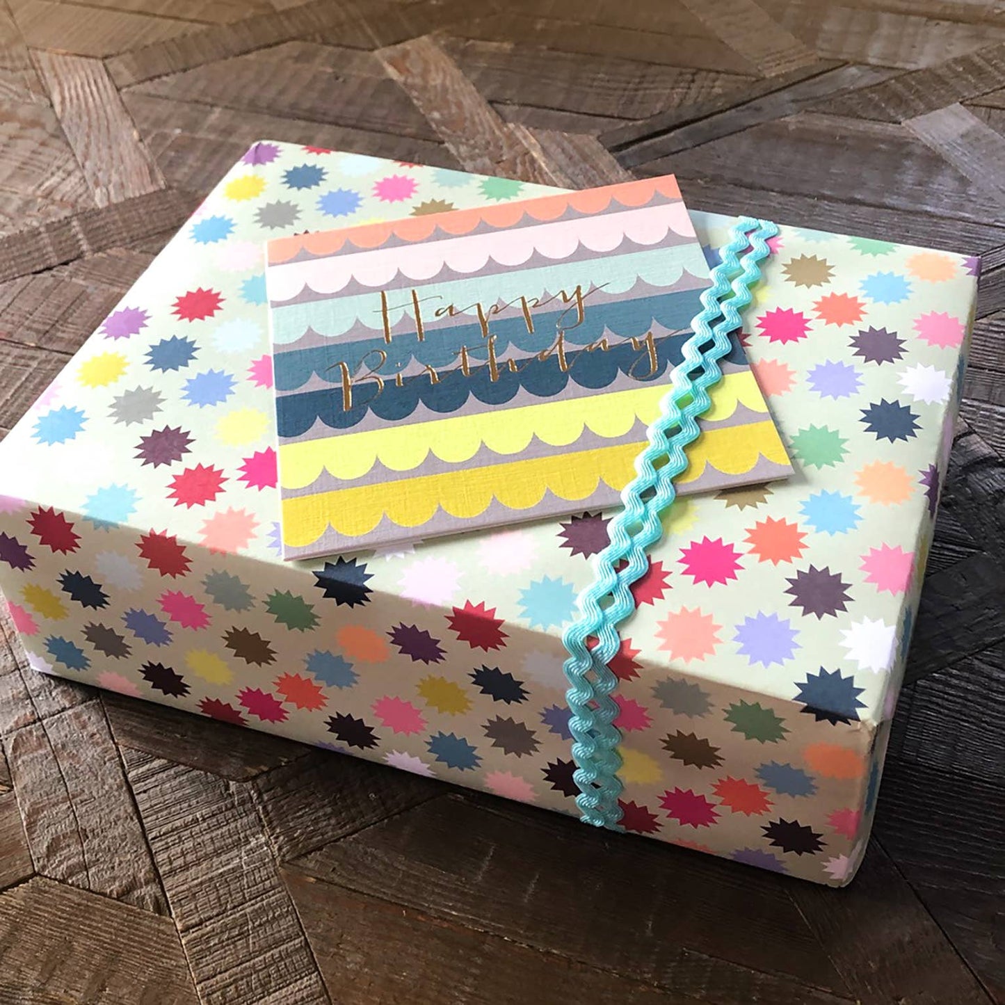 WO43 Gold Foiled Scallop Birthday Card