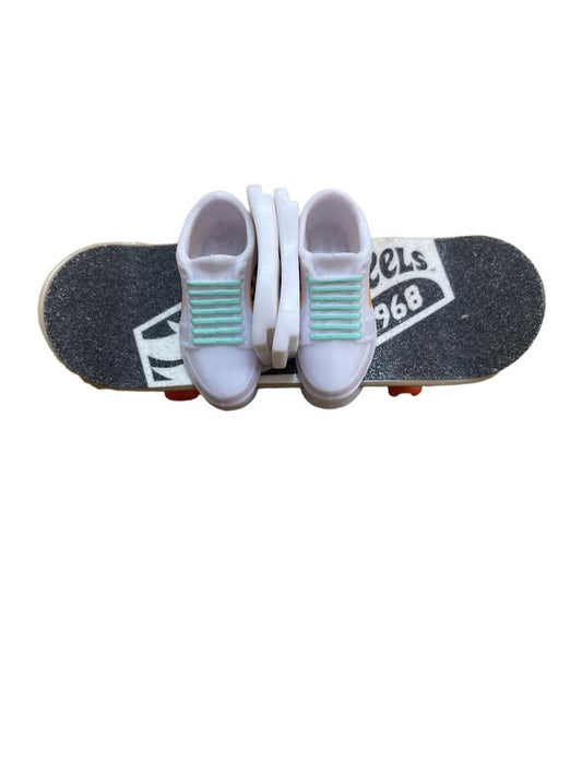 Preloved Toys - Skate Fingerboard With White Shoes. - Hotwheels